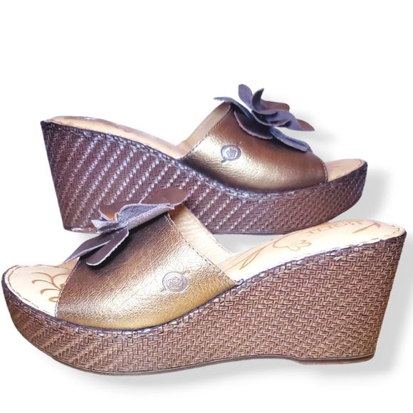 #279 Born Women Leather Flower Slide Wedge Sandals Golden Bronze Sz 9 Annette - Picture 3 of 7